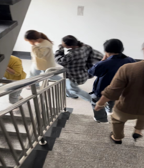材料学院成功开展宿舍应急疏散演练 筑牢校园安全防线