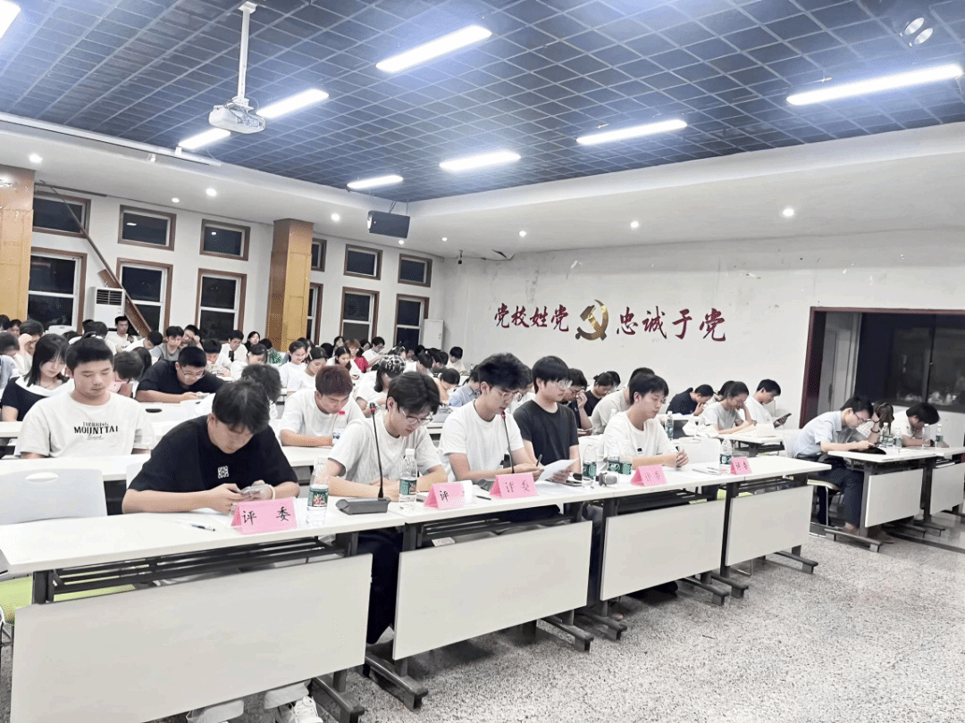 青春思辨向未来:“料理杯”辩论赛巅峰对决落幕