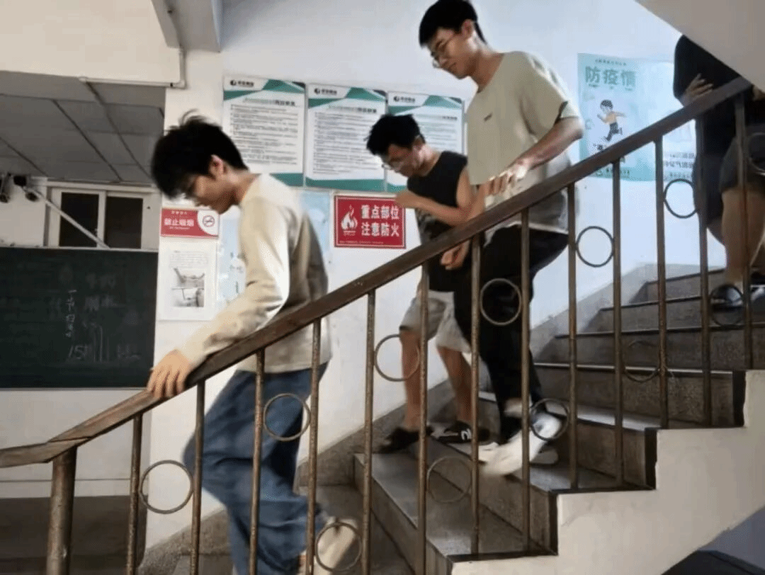 材料学院圆满开展5·17应急疏散演练